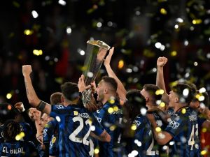 Atalanta's players celebrate with the trophy after the UEFA Europa League final football match between Atalanta and Bayer Leverkusen at the Dublin Arena stadium, in Dublin, on May 22, 2024. Atalanta won the game 3-0. (Photo by Glyn KIRK / AFP)