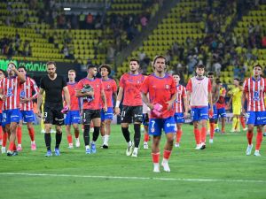 Atletico Madrid players walk on the pitch at the end of the Spanish league football match between Villarreal CF and Club Atletico de Madrid at La Ceramica stadium in Vila-real on August 19, 2024. (Photo by JOSE JORDAN / AFP)