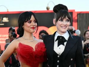 Beetlejuice في مهرجان البندقية...تصفيق استمر لدقائق وإطلالة جينا أورتيغا حديث الجميع