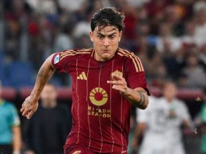 Roma's Argentinian forward #21 Paulo Dybala (L) fights for the ball with Empoli's Scottish midfielder #06 Liam Henderson during the Italian Serie A football match AS Roma against Empoli at the Olympic stadium, in Rome on August 25, 2024. (Photo by Alberto PIZZOLI / AFP)