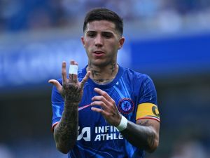 Chelsea's Argentinian midfielder #08 Enzo Fernandez, with bandaged fingers, gestures during the pre-season friendly football match between Chelsea and Inter Milan at the Stamford Bridge stadium in London on August 11, 2024. (Photo by JUSTIN TALLIS / AFP)
