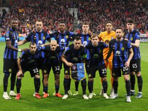 Inter Milan's players pose prior the UEFA Champions League last 16 second leg football match between Club Atletico de Madrid and Inter Milan at the Metropolitano stadium in Madrid on March 13, 2024. (Photo by Thomas COEX / AFP)