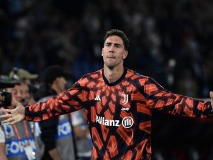 Juventus' Serbian forward #09 Dusan Vlahovic celebrates after winning the Italian Cup Final between Atalanta and Juventus at the Olympic stadium in Rome on May 15, 2024. (Photo by Filippo MONTEFORTE / AFP)