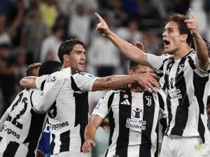 Juventus' US midfielder #22 Timothy Weah (L) celebrates with Juventus' Serbian forward #09 Dusan Vlahovic (2nd L) after scoring his team' second goal during the Italian Serie A football match between Juventus and Como at The Allianz Stadium in Turin on August 19, 2024. (Photo by Isabella BONOTTO / AFP)