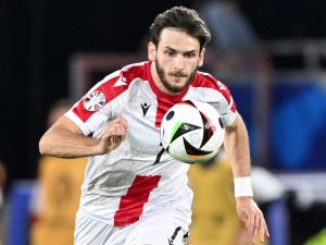 Georgia's forward #07 Khvicha Kvaratskhelia runs with the ball during the UEFA Euro 2024 round of 16 football match between Spain and Georgia at the Cologne Stadium in Cologne on June 30, 2024. (Photo by Kirill KUDRYAVTSEV / AFP)