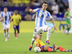 Giovani Lo Celso of Argentina battles for possession with Rafael Santos Borre of Colombia during the CONMEBOL Copa America 2024 Final match between Argentina and Colombia at Hard Rock Stadium on July 14, 2024 in Miami Gardens, Florida. Buda Mendes/Getty Images/AFP (Photo by Buda Mendes / GETTY IMAGES NORTH AMERICA / Getty Images via AFP)