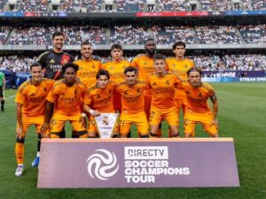 Real Madrid players pose for a team photo before during the pre-season club friendly football match between AC Milan and Real Madrid at Soldier Field in Chicago, Illinois, on July 31, 2024. (Photo by KAMIL KRZACZYNSKI / AFP)