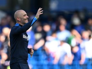 Chelsea's Italian coach Enzo Maresca acknowledges the fans after the pre-season friendly football match between Chelsea and Inter Milan at the Stamford Bridge stadium in London on August 11, 2024. The match end in a draw at 1-1. (Photo by JUSTIN TALLIS / AFP)