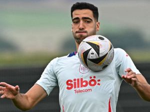 Spain's midfielder #06 Mikel Merino controls the ball during a training session at the team's base camp in Donaueschingen, on July 10, 2024, during the UEFA Euro 2024 championship. (Photo by JAVIER SORIANO / AFP)