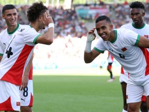 Morocco's forward #09 Soufiane Rahimi (2R) celebrates scoring the opening goal in the men's bronze medal football match between Egypt and Morocco during the Paris 2024 Olympic Games at the La Beaujoire Stadium in Nantes on August 8, 2024. (Photo by ALAIN JOCARD / AFP)