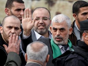  السنوار يتابع وسائل الإعلام العبرية بشكل منتظم