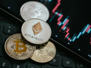 Bitcoin falls drastically to $55,400, marking its largest loss since 2022