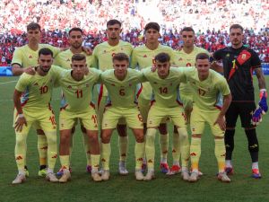 Spain's players pose before the men's semi-final football match between Morocco and Spain of the Paris 2024 Olympic Games at the Marseille Stadium in Marseille on August 5, 2024. (Photo by Pascal GUYOT / AFP)