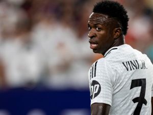 Vinícius Junior #7 of Real Madrid looks back in the second half of the pre-season friendly match against FC Barcelona at MetLife Stadium on August 3, 2024 in East Rutherford, New Jersey. Ira L. Black/Getty Images/AFP (Photo by Ira L. Black / GETTY IMAGES NORTH AMERICA / Getty Images via AFP)