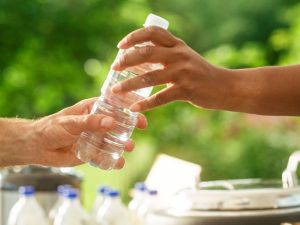 5 طرق تؤثر بها المياه المعبأة بشكل خطير على صحتنا