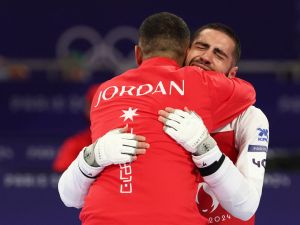 Jordan's Zaid Kareem (R) celebrates after winning against Britain's Bradly Sinden in the taekwondo men's -68kg semi-final bout of the Paris 2024 Olympic Games at the Grand Palais in Paris on August 8, 2024. (Photo by David GRAY / AFP)