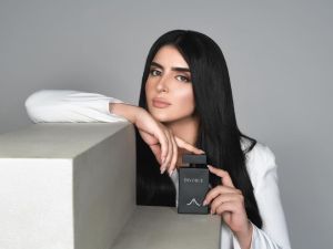 الشيخة مهرة تروّج لعطرها الجديد 