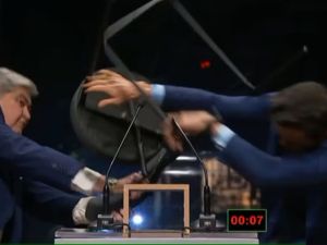 مرشح يضرب منافسه في الانتخابات بالكرسي