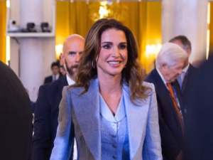 الملكة رانيا تختار ملابس دولتشي آند غابانا في إيطاليا...وحقيبتها من لوي فيوتون فاخرة