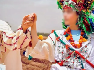 قبلة بالزي الأمازيغي