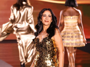 منى زكي عارضة أزياء في باريس للمرة الثانية في عرض لوريال 2024