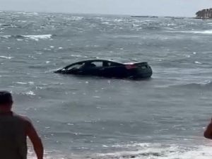 سكران يغسل سيارته في البحر.. حادثة غريبة تهز دهب