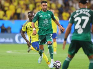 Ahli's Algerian forward #07 Riyad Mahrez runs with the ball during the Saudi Pro League football match between Al-Ahli and Al-Nassr at at al-Awwal Stadium in Riyadh on September 13, 2024. (Photo by Fayez NURELDINE / AFP)