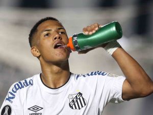 Angelo Gabriel has some water during the Copa Libertadores football tournament group stage match against Argentina's Boca Juniors at Vila Belmiro stadium in Santos, Brazil, on May 11, 2021. / AFP / POOL / GUILHERME DIONIZIO