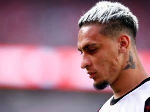 Antony Dos Santos #21 of Manchester United warms up in the first half during a pre-season friendly match against Arsenal at SoFi Stadium on July 27, 2024 in Inglewood, California. Ronald Martinez/Getty Images/AFP (Photo by RONALD MARTINEZ / GETTY IMAGES NORTH AMERICA / Getty Images via AFP)