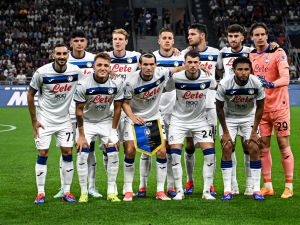 Atalanta's players pose ahead of the Italian Serie A football match between Inter Milan and Atalanta at San Siro Stadium in Milan, Italy on August 30, 2024. (Photo by Piero CRUCIATTI / AFP)