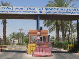 يشهد المعبر حركة كثيفة، ويستخدمه الفلسطينيون والسياح والمسافرون الدوليون