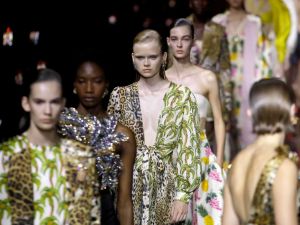 روبيرتو كافالي Roberto Cavalli تشعل ختام أسبوع الموضة في دبي الآن 