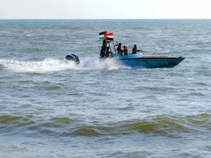 قوارب لجماعة الحوثي في البحر الأحمر