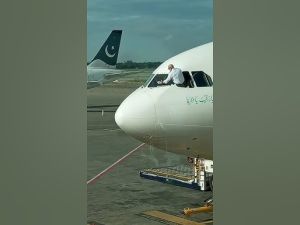 هل سبق أن رأيت طيارًا ينظف زجاج طائرته قبل الإقلاع؟ 