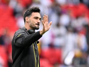 Dortmund's German defender #15 Mats Hummels waves ahead of the UEFA Champions League final football match between Borussia Dortmund and Real Madrid, at Wembley stadium, in London, on June 1, 2024. (Photo by INA FASSBENDER / AFP)