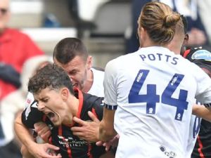 لاعب "يعض" منافسه في إنجلترا