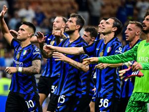 Inter Milan's Argentine forward #10 Lautaro Martinez and teammates cheer supporters at the end of the Italian Serie A football match between Inter Milan and Atalanta at San Siro Stadium in Milan, Italy on August 30, 2024. (Photo by Piero CRUCIATTI / AFP)