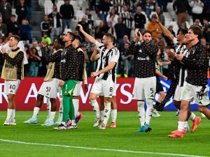 Juventus' players celebrate after winning the UEFA Champions League 1st round day 1 football match between Juventus FC and PSV Eindhoven, at the Juventus Stadium in Turin on September 17, 2024. (Photo by Isabella BONOTTO / AFP)