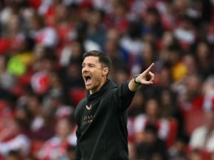 Bayer Leverkusen's Spanish head coach Xabi Alonso reacts from the sideline during the pre-season friendly football match between Arsenal and Bayer 04 Leverkusen at the Emirates Stadium in London on August 7, 2024. (Photo by Glyn KIRK / AFP)