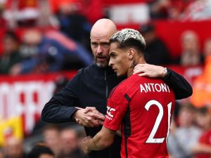 Manchester United's Brazilian midfielder Antony (R) is congratulated by Manchester United's Dutch manager Erik ten Hag (L) as he leaves the pitch during the pre-season friendly football match between Manchester United and Lens at Old Trafford stadium, in Manchester, on August 5, 2023. (Photo by Darren Staples / AFP)