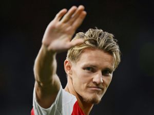Arsenal's Norwegian midfielder #08 Martin Odegaard waves to supporters at the end of the pre-season friendly football match between Arsenal and Bayer 04 Leverkusen at the Emirates Stadium in London on August 7, 2024. (Photo by Glyn KIRK / AFP)