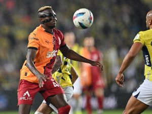 Galatasaray's Nigirian forward Victor Osimhen (L) controls the ball during the Turkish Super lig football match between Fenerbahce and Galatasaray at Fenerbahce Sukru Saracoglu Stadium in Istanbul, on September 21, 2024. (Photo by Ozan KOSE / AFP)