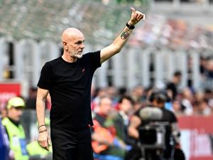 AC Milan's Italian coach Stefano Pioli gestures during the Italian Serie A football match between AC Milan and Lecce at San Siro Stadium, in Milan on April 6, 2024. (Photo by GABRIEL BOUYS / AFP)