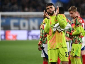 Arsenal's Spanish goalkeeper #22 David Raya acknowledges the public at the end of the UEFA Champions League 1st round day 1 football match between Atalanta Bergamo and Arsenal at the Atleti Azzurri d'Italia stadium in Bergamo on September 19, 2024. (Photo by Isabella BONOTTO / AFP)