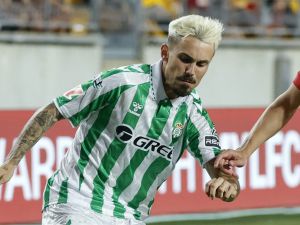 Rodri Sanchez (L) during a pre-season club friendly football match between Liverpool and Real Betis at Acrisure Stadium, in Pittsburgh, Pennsylvania, on July 26, 2024. (Photo by KAMIL KRZACZYNSKI / AFP)