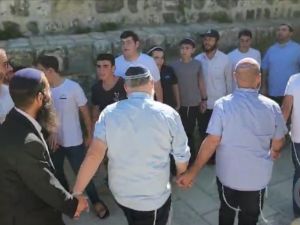تشكيل حلقات رقص وغناء في المنطقة الشرقية من الأقصى