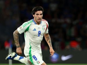Italy's midfielder #08 Sandro Tonali controls the ball during the UEFA Nations League Group A2 football match between France and Italy at the Parc des Princes in Paris on September 6, 2024. (Photo by FRANCK FIFE / AFP)