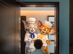 Tom And Jerry Bring Saffron Cheesecake Delight To Your Room At The Wb™ Abu Dhabi