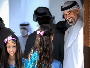 الشيخ خالد بن محمد بن زايد مع الشيخة شما والشيخة سلامة