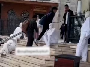 مقطع متداول أمام مسجد بإسطنبول يثير جدل "عبدة الشيطان" 